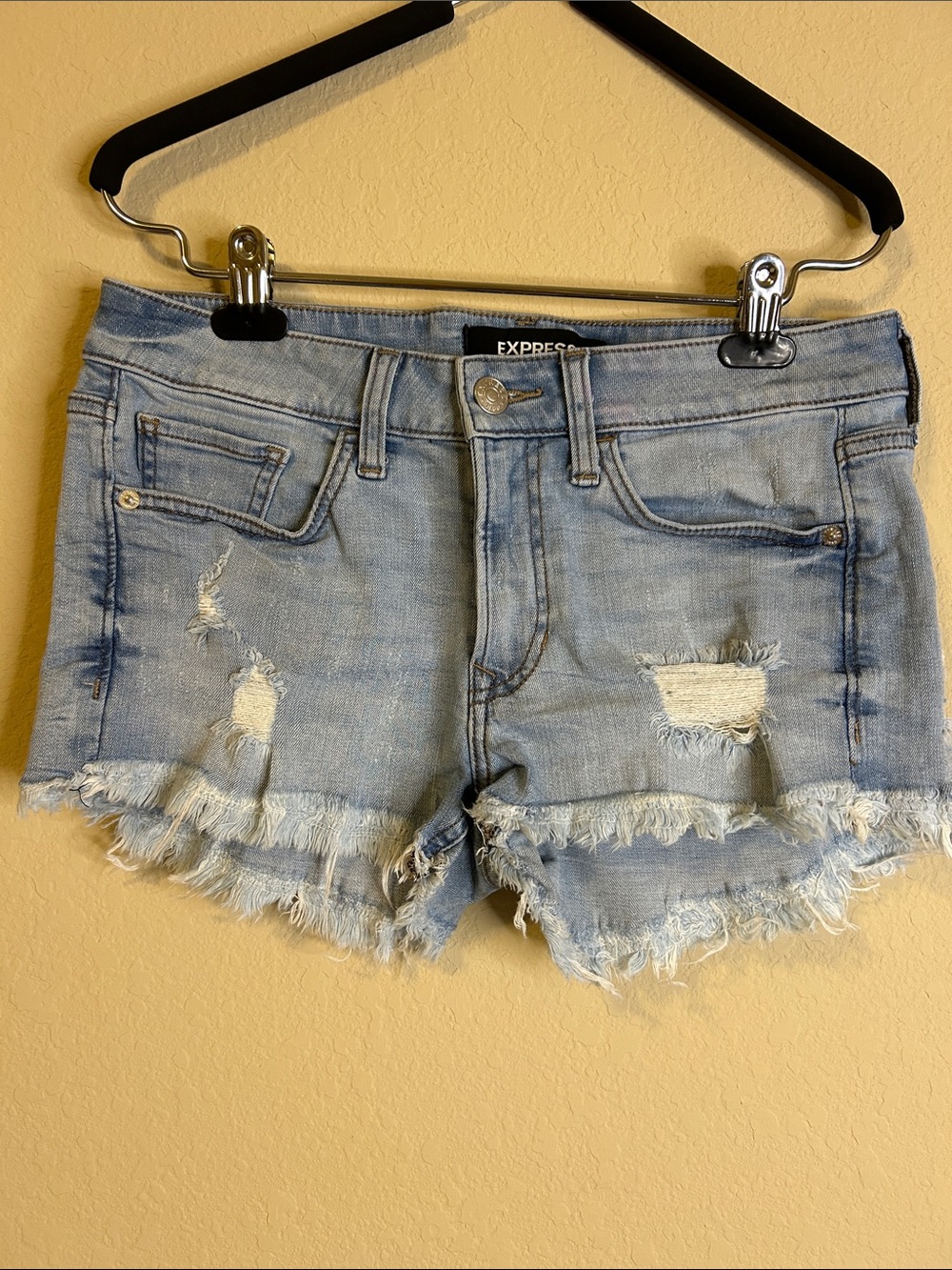 Express Light Wash Frayed Relaxed Low Rise Denim Cutoff Shorts Size 4